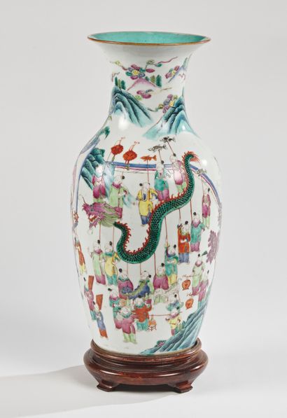 null CHINE, Canton - Vers 1900

Vase balustre à col évasé en porcelaine à décor en...