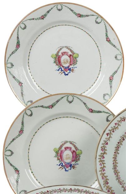 null Chine

Deux assiettes en porcelaine à décor polychrome des émaux de la Famille...