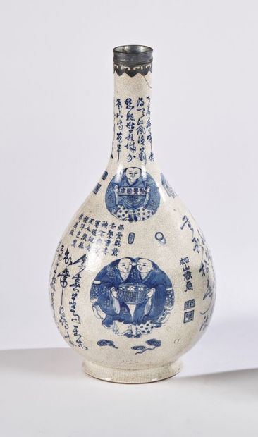 null CHINE POUR LE VIETNAM 

Grand vase bouteille en porcelaine craquelée à décor...