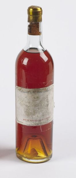 null Château d'Yquem 1945 

Les-Saluces 

1 bouteille mi épaule , étiquette décollée...