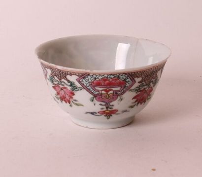 null Chine

Deux sorbets et leurs soucoupes de forme cotelée en porcelaine à décor...