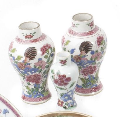 null CHINE

Paire de petits vases de forme balustre en porcelaine à décor polychrome...