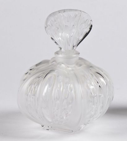 null CRISTAL LALIQUE

Flacon de parfum modèle « Soufflé ». 

Épreuves en cristal...
