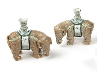null CHINE

Paire d'éléphants harnachés formant porte-baguettes en porcelaine à décor...