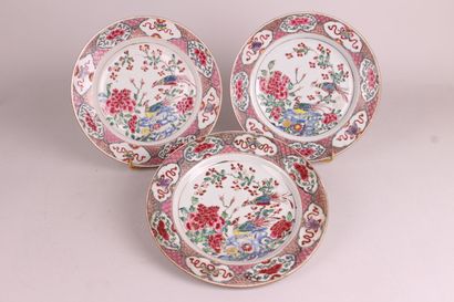 null CHINE

Trois assiettes en porcelaine à décor polychrome des émaux de la famille...