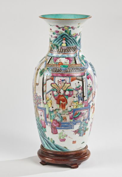 null CHINE, Canton - Vers 1900

Vase balustre à col évasé en porcelaine à décor en...