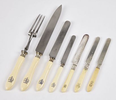 null Lot de couteaux, manches en ivoire monogrammés comprenant : 

- douze couteaux...