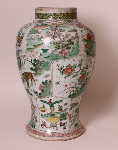 null Chine

Vase de forme balustre en porcelaine à décor polychrome des émaux de...