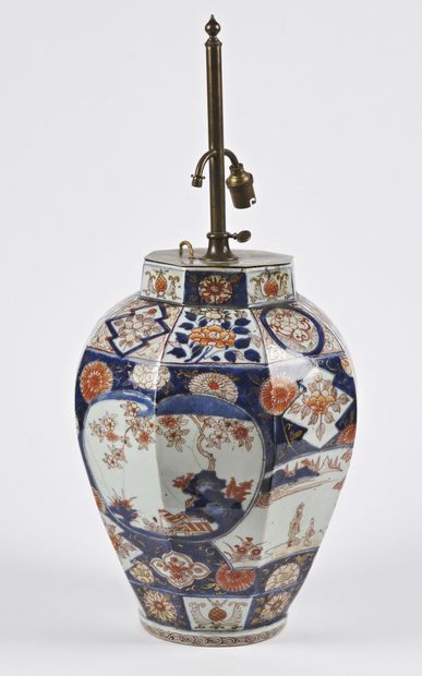 null JAPON, Imari - Epoque EDO (1603 - 1868), XVIIIe siècle

Vase balustre à pans...