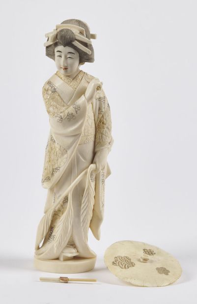 null JAPON - Epoque MEIJI (1868 - 1912)

Okimono en ivoire, jeune femme debout tenant...