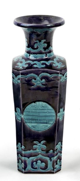 null CHINE

Vase quadrangulaire en porcelaine émaillée turquoise sur fond aubergine...