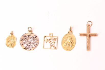 null Lot de cinq pendentifs, médailles ou croix, en or 750 millièmes, dont une médaille...
