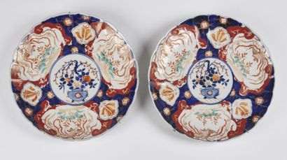 null Deux plats creux en porcelaine à décor rouge bleu et or dit Imari au centre...