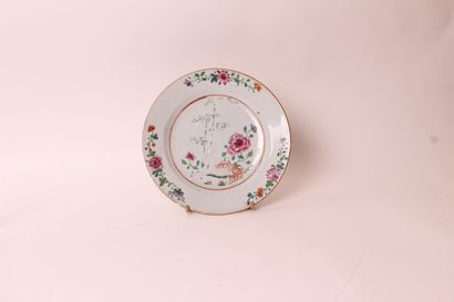 null Chine

Cinq assiettes en porcelaine à décor polychrome des émaux de la famille...