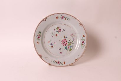 null Chine

Cinq assiettes en porcelaine à décor polychrome des émaux de la famille...