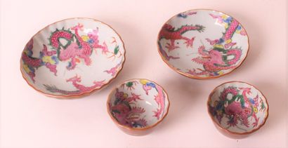 null Chine

Deux sorbets et leurs soucoupes de forme cotelée en porcelaine à décor...