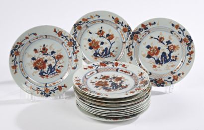 null CHINE

Quatorze assiettes en porcelaine à décor bleu, rouge et or Imari d'un...