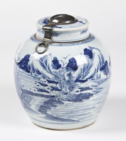 null CHINE

Pot à gingembre couvert de forme balustre à décor bleu et blanc d'un...