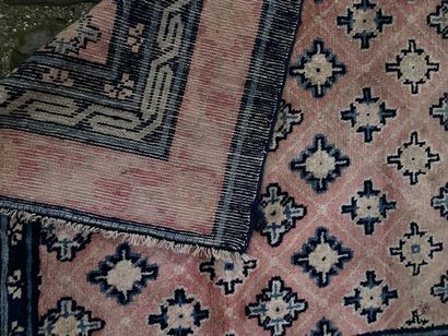 null CHINE

Tapis en laine à décor de motifs géométriques sur fond rose. 

157 x...