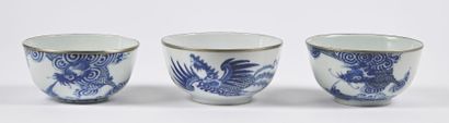 null Chine

Trois bols en porcelaine à décor en camaïeu bleu dit bleu de Hue de dragons,...