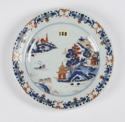 null Chine

Trois assiettes en porcelaine à décor bleu, rouge et or de femmes chinoises...