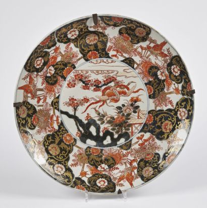 null Japon

Grand plat rond en porcelaine à décor bleu, rouge et or Imari d'un phénix...