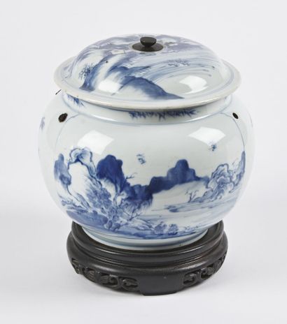 null Chine

Jarre couverte en porcelaine à décor en camaïeu bleu de paysages lacustre...