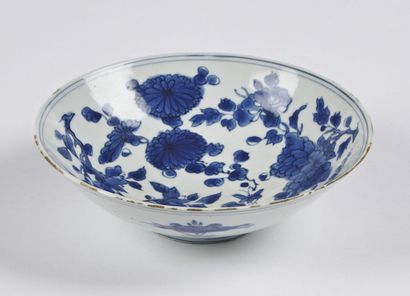 null Chine

Coupe en porcelaine à décor en camaïeu bleu de pivoines, chrysanthèmes...