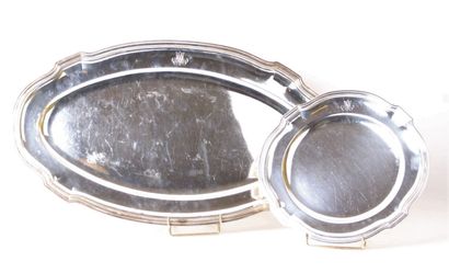 null Lot en métal argenté comprenant :

- un plat ovale et un plat rond à contours...