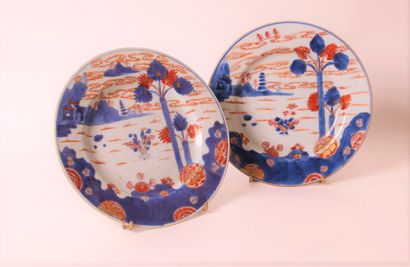 null Chine

Deux assiettes en porcelaine à décor bleu, rouge et or Imari, d'un paysage...