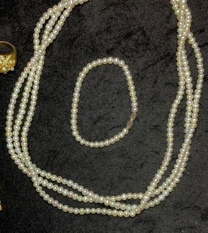 null Collier trois rangs de petites perles de culture de forme baroque, le fermoir...