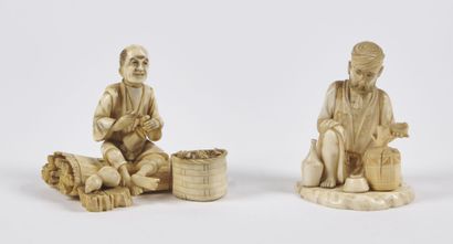 null JAPON - Epoque MEIJI (1868 - 1912)

Deux okimono en ivoire, paysan assis sur...