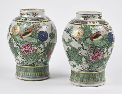 null CHINE - XIXe siècle

Paire de potiches balustre en porcelaine émaillée polychrome...