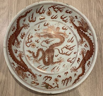 null Chine

Coupe en porcelaine à décor en rouge de fer au centre d'un dragon à cinq...