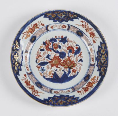 null Chine

Trois assiettes en porcelaine à décor bleu, rouge et or de femmes chinoises...
