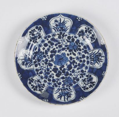 null Chine

Quatre assiettes en porcelaine à décor en camaïeu bleu de compartiments...