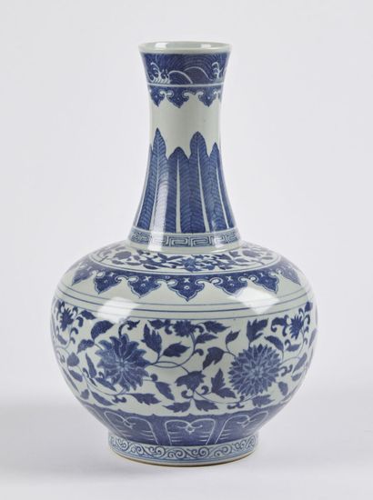 null Chine

Vase tianqiuping en porcelaine à décor en bleu sous couverte de lotus...