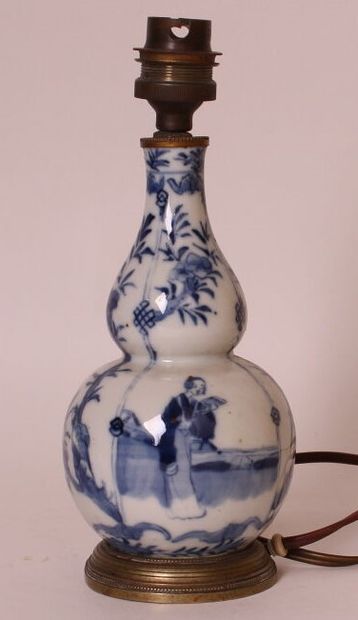 null CHINE

Vase à double renflement en porcelaine en camaïeu bleu à décor d'élégante,...