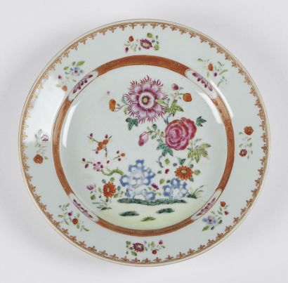 null Chine

Deux assiettes en porcelaine, l'une plate, l'autre à potage à décor polychrome...