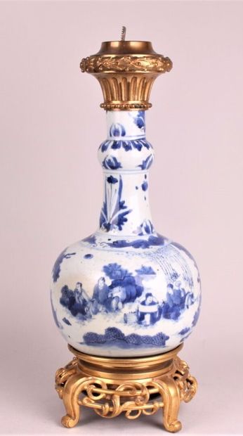 null CHINE

Vase bouteille à long col cylindrique en porcelaine à décor en bleu sous...