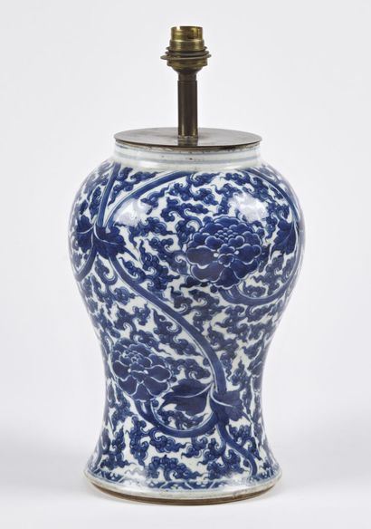 null CHINE - Epoque KANGXI (1662 - 1722)

Partie de vase yen yen en porcelaine bleu...