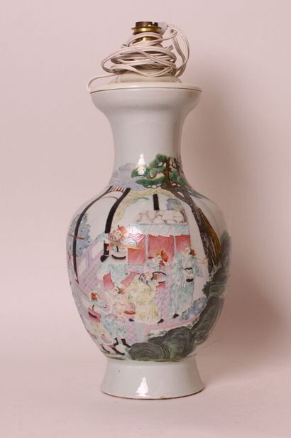 null Chine

Vase de forme balustre en porcelaine à décor polychrome des émaux de...