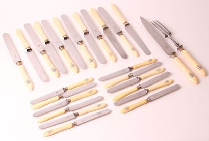 null Lot de couteaux, manches en ivoire monogrammés comprenant : 

- douze couteaux...