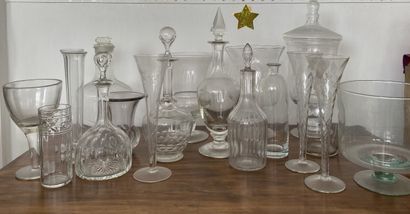 null * IMPORTANT ENSEMBLE DE VERRERIES comprenant carafes, verres, vases, soliflores,...