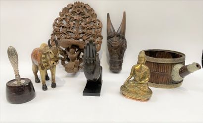 null INDIA, 20th century 

Set of travel souvenirs including : 

- Buddha in gilded...