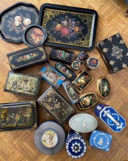 null Lot of boxes, trays in the taste of papier-mâché decorated with flowers from...