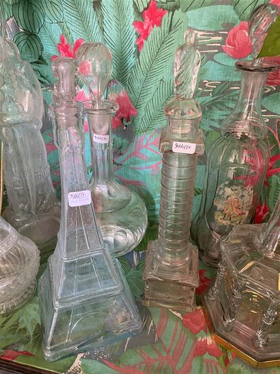 null Collection de bouteilles en verre moulé

(En l'état)