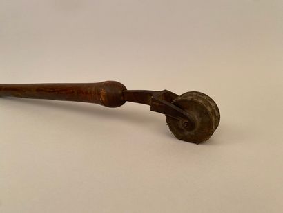 null Binder's wheel, the handle in wood. 

Length: 57,5 cm