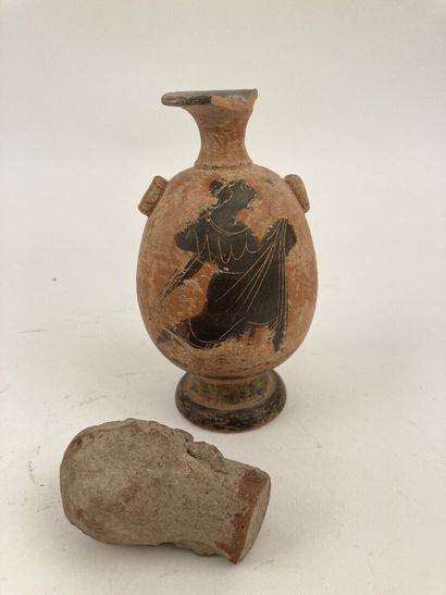 null GREEK

Terracotta hydria with black figures of two people. 

Height : 13 cm...