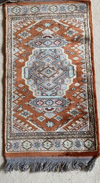 null LOT of two oriental wool carpets :

- the field decorated with a central medallion...